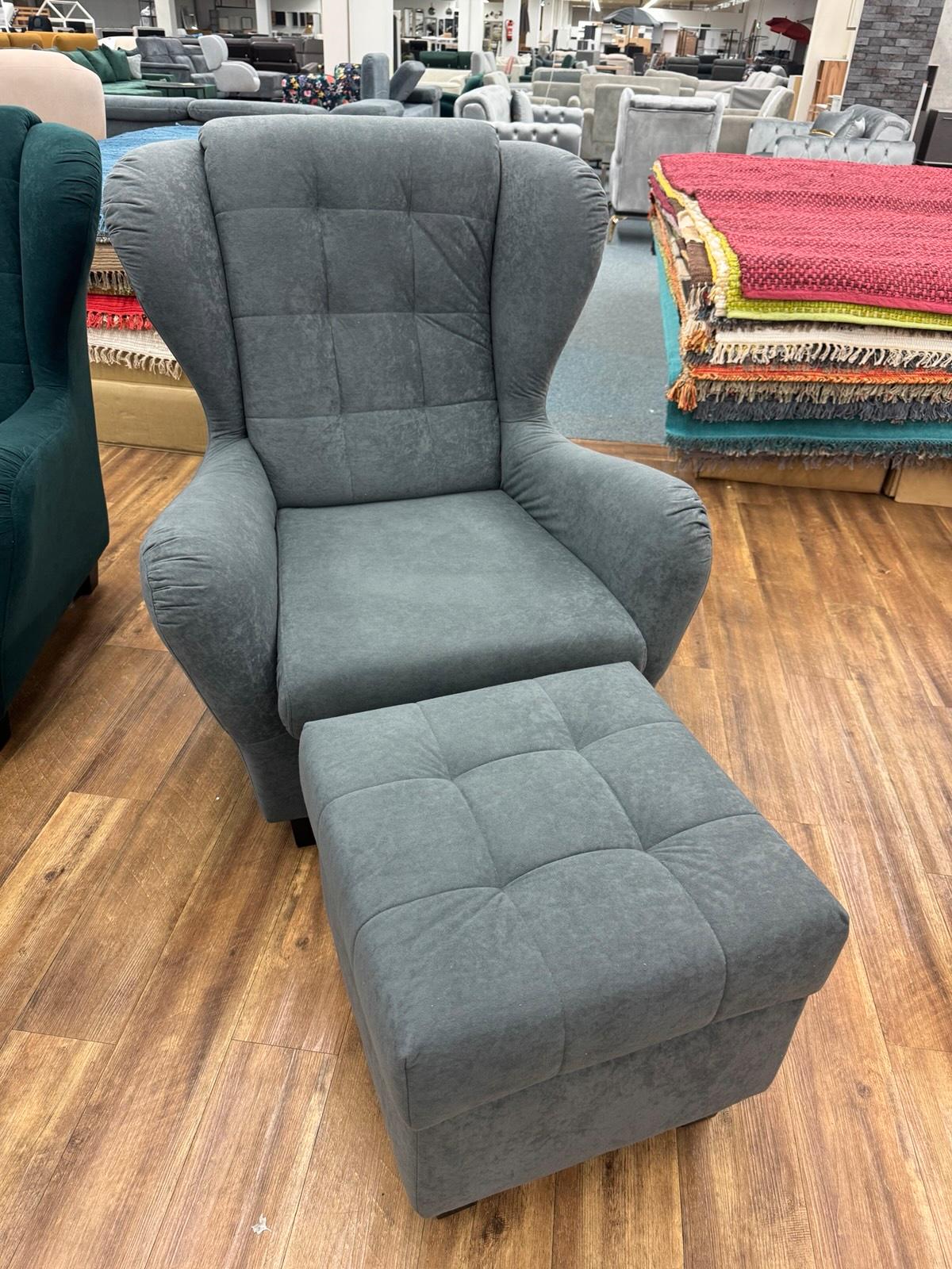 Eleganter Ohrensessel mit Hocker in Grau