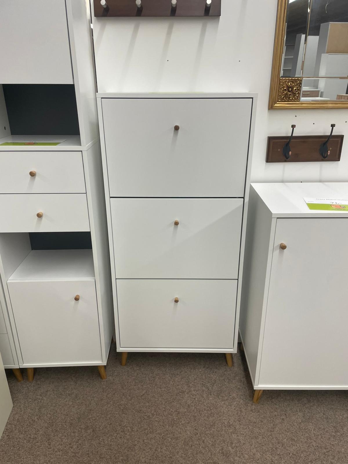 Weißer Schuhschrank mit 3 Klappen