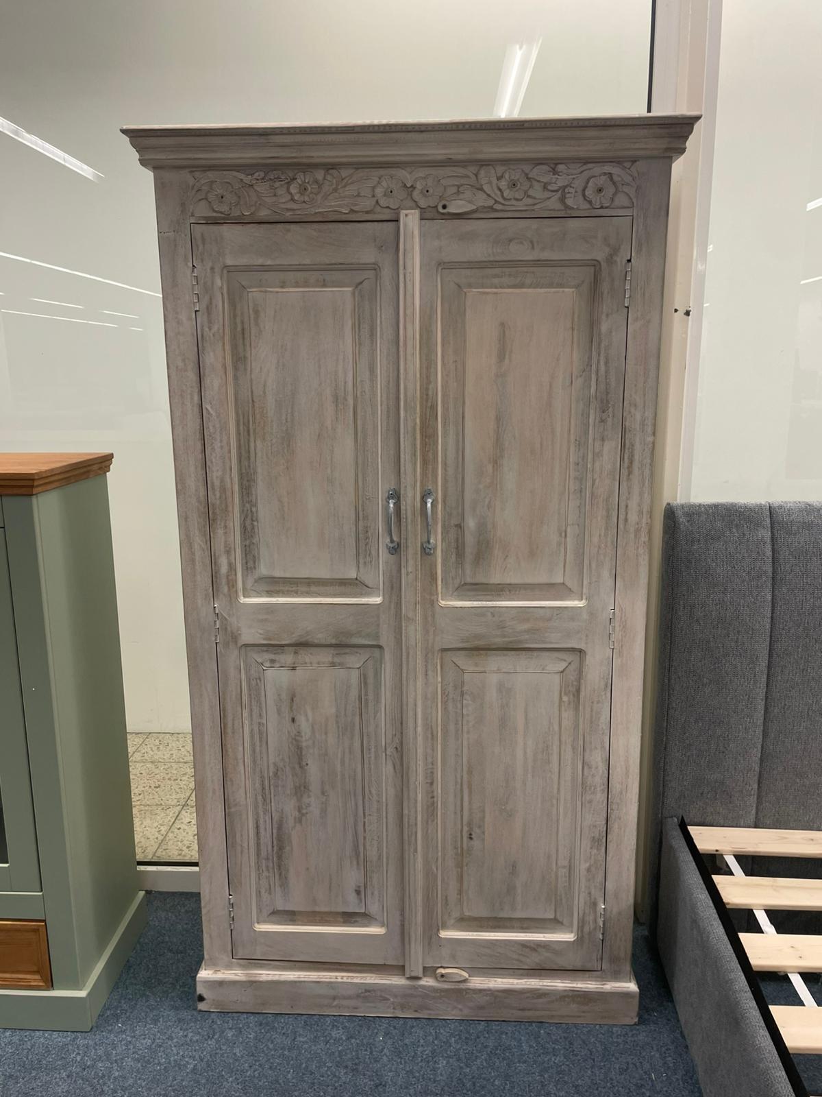 Eleganter Garderobenschrank aus Massivholz