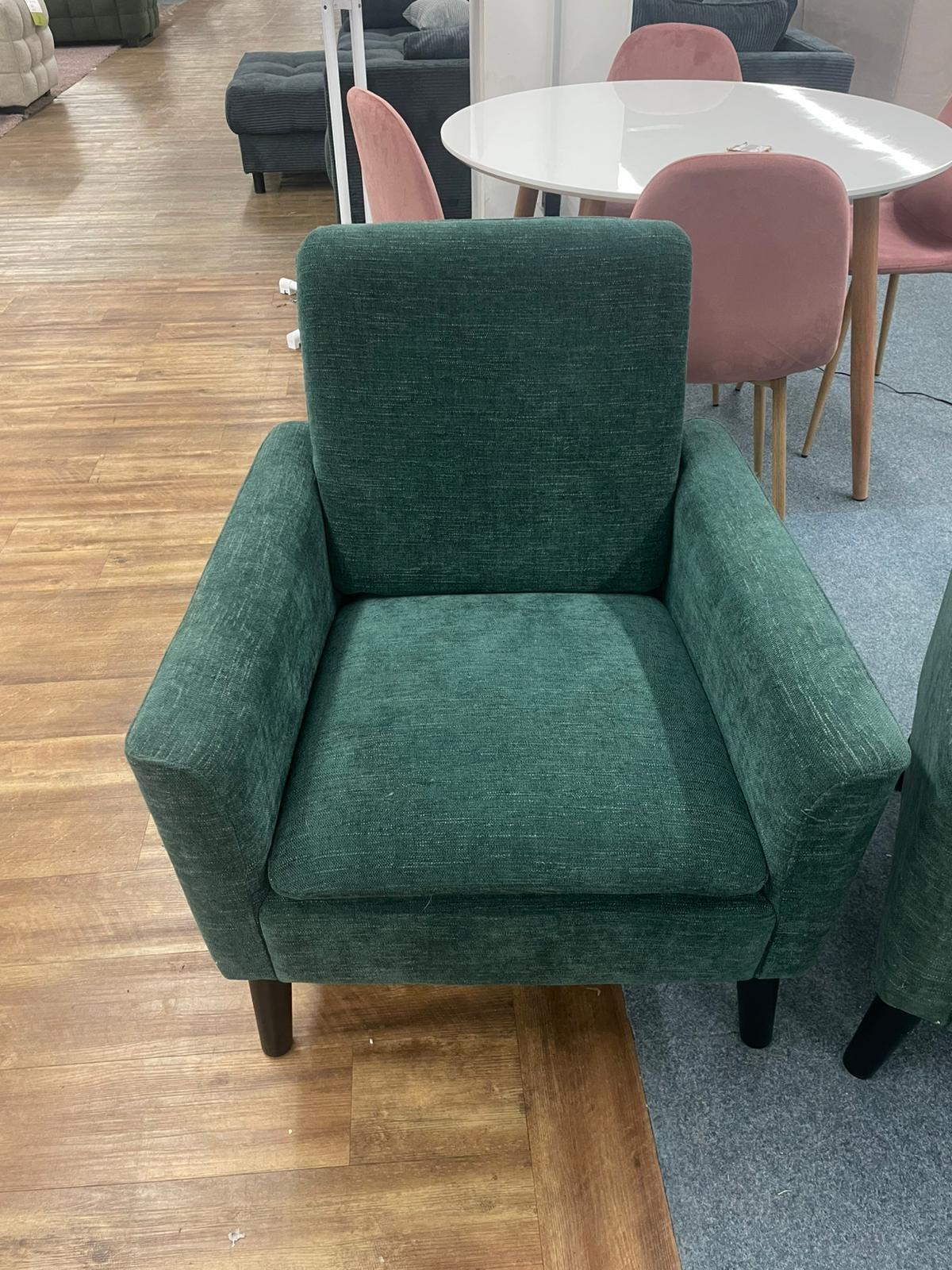 Eleganter Cocktailsessel in Grün mit Massivholzfüßen