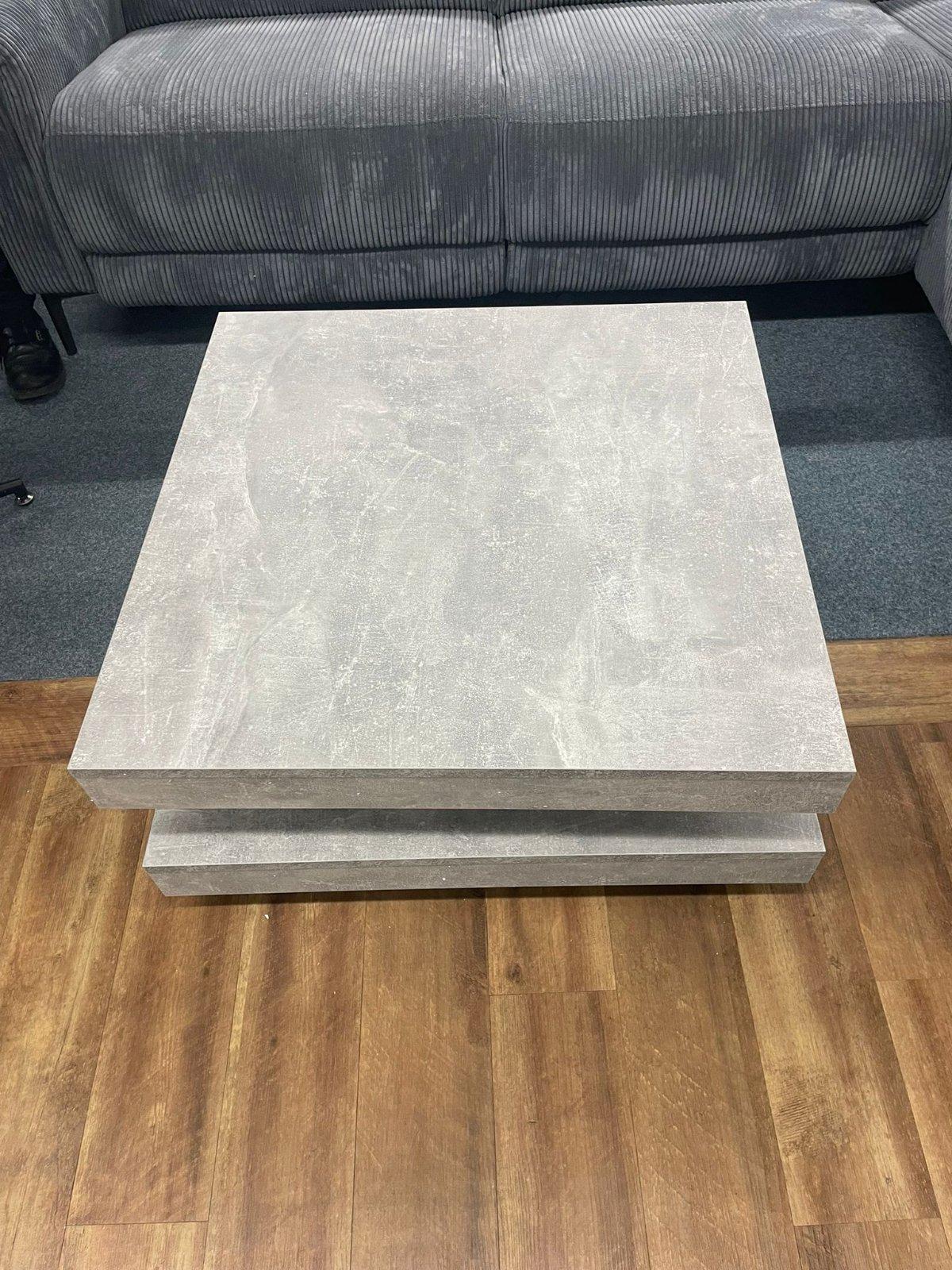 Drehbarer Couchtisch in Betonoptik