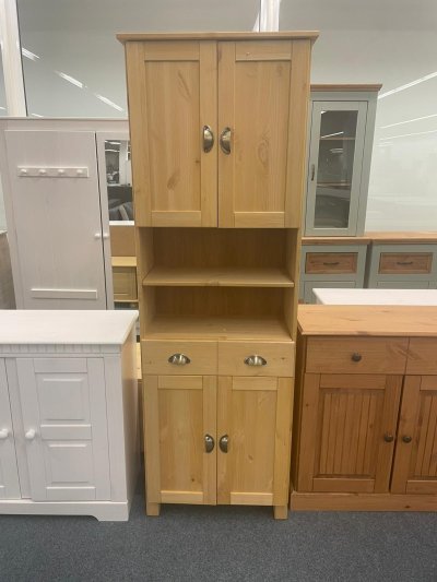 Eleganter Hochschrank aus Kiefer Massivholz