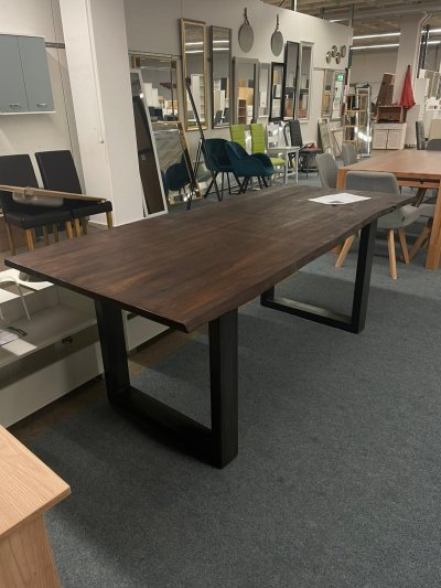 Rustikaler Esstisch aus Massivholz