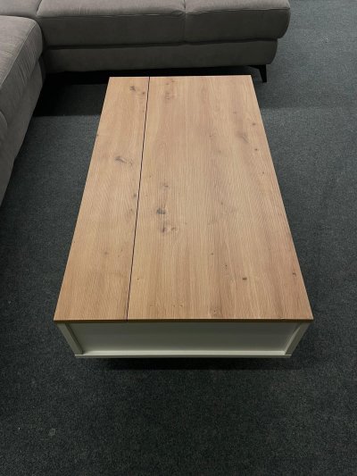 Eleganter Couchtisch mit Ablage in Weiß