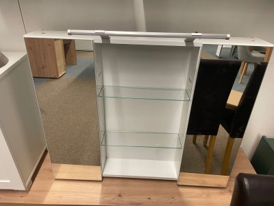 Eleganter Spiegelschrank mit Beleuchtung