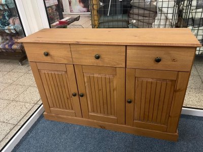 Elegantes Massivholz-Sideboard in Braun