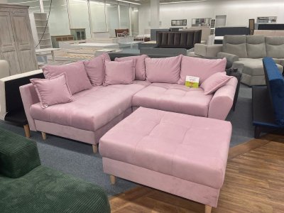 Rosa Ecksofa mit Hocker und Kissen