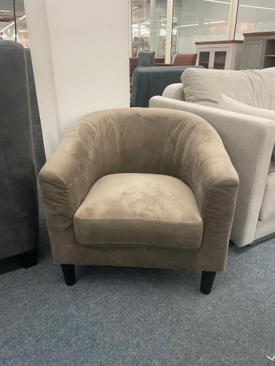 Eleganter Cocktailsessel mit Massivholzfüßen