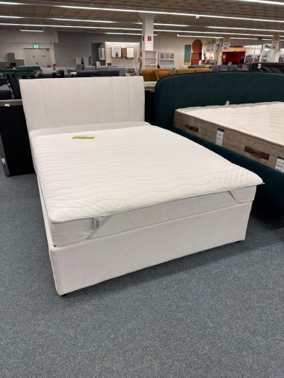 Elegantes Bett 140x200 cm mit Matratze