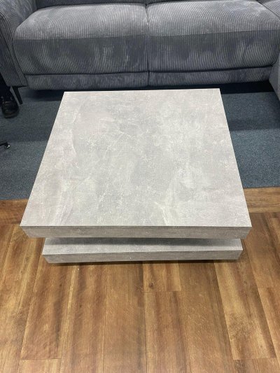 Drehbarer Couchtisch in Betonoptik