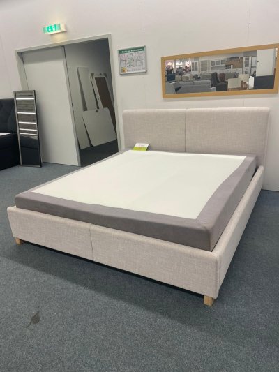 Elegantes Bett 180x200 mit Matratze & Lattenrost