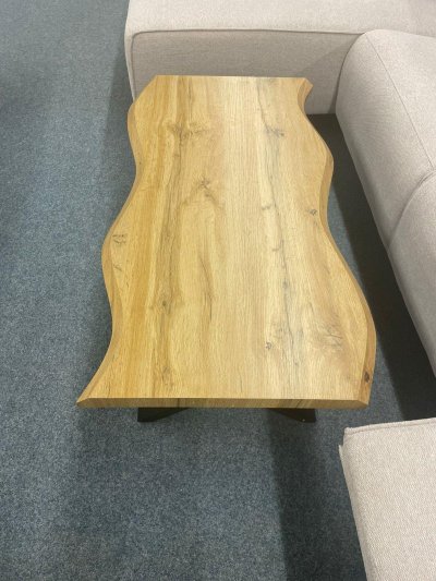 Couchtisch in Baumkantenoptik mit Metallgestell